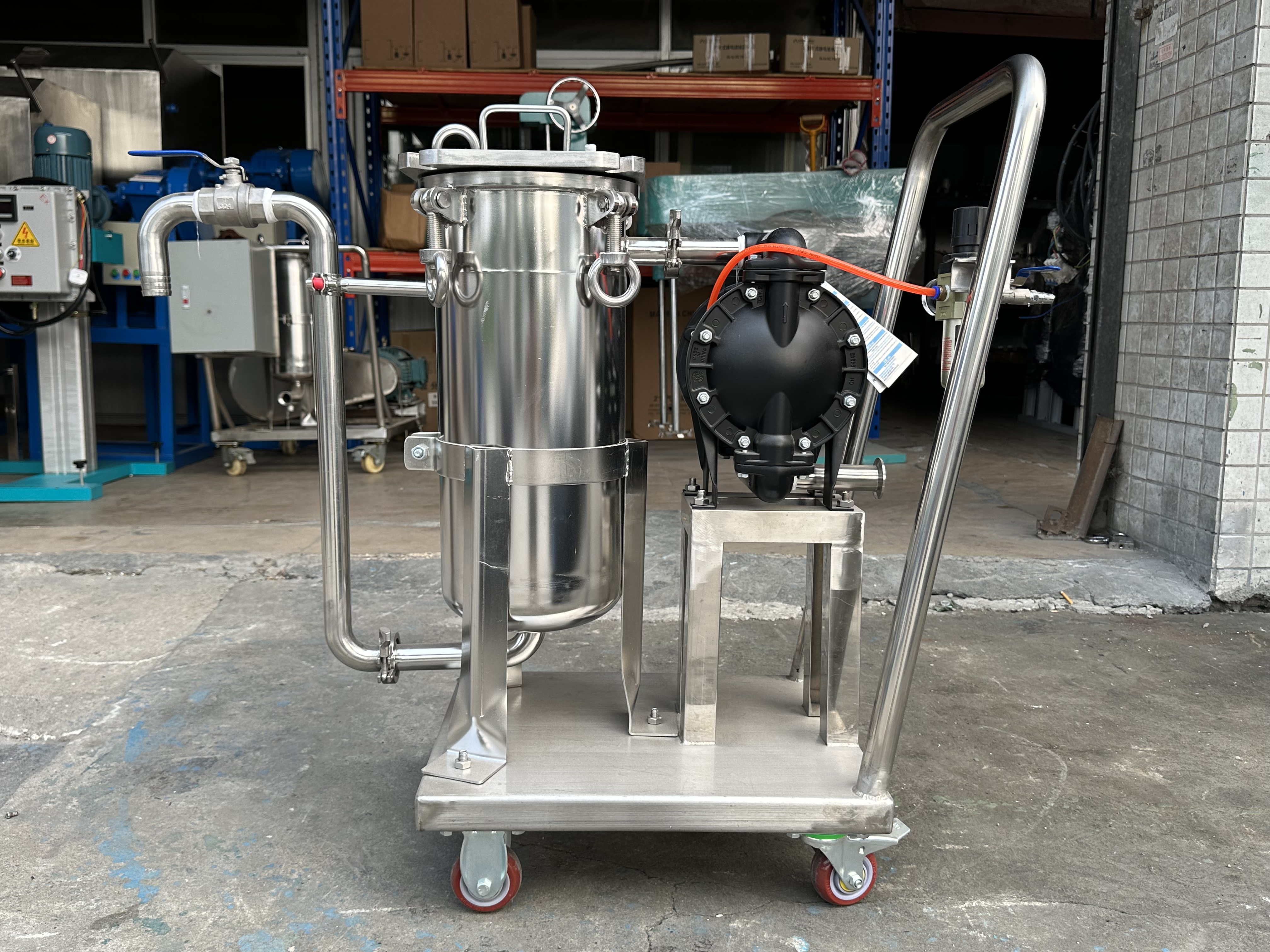 袋式過濾機主要有過濾缸筒體、過濾缸蓋和快開機構、不銹鋼袋加強網等主要部件組成。