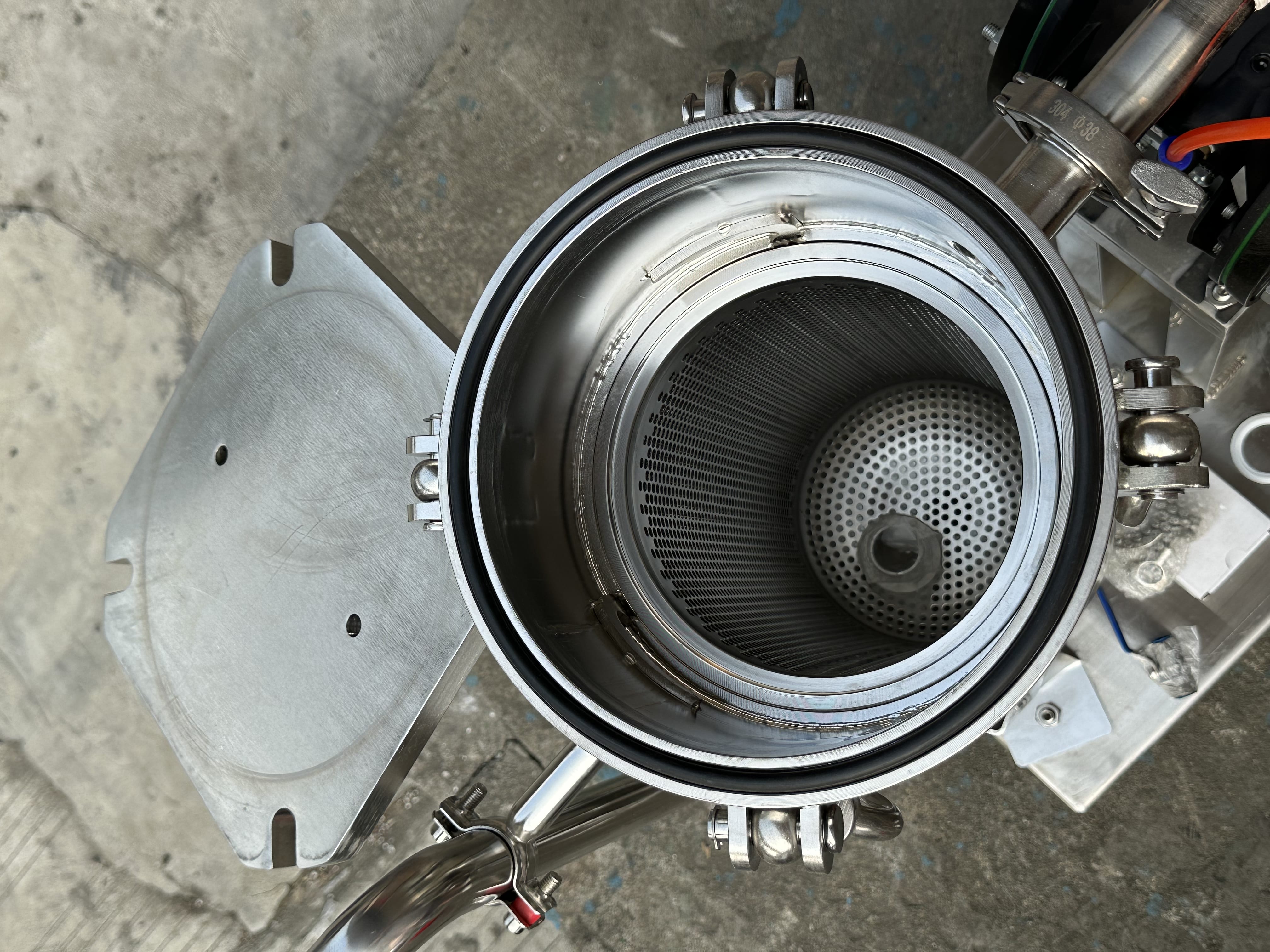 袋式過濾機(jī)主要有過濾缸筒體、過濾缸蓋和快開機(jī)構(gòu)、不銹鋼袋加強(qiáng)網(wǎng)等主要部件組成。(圖2)