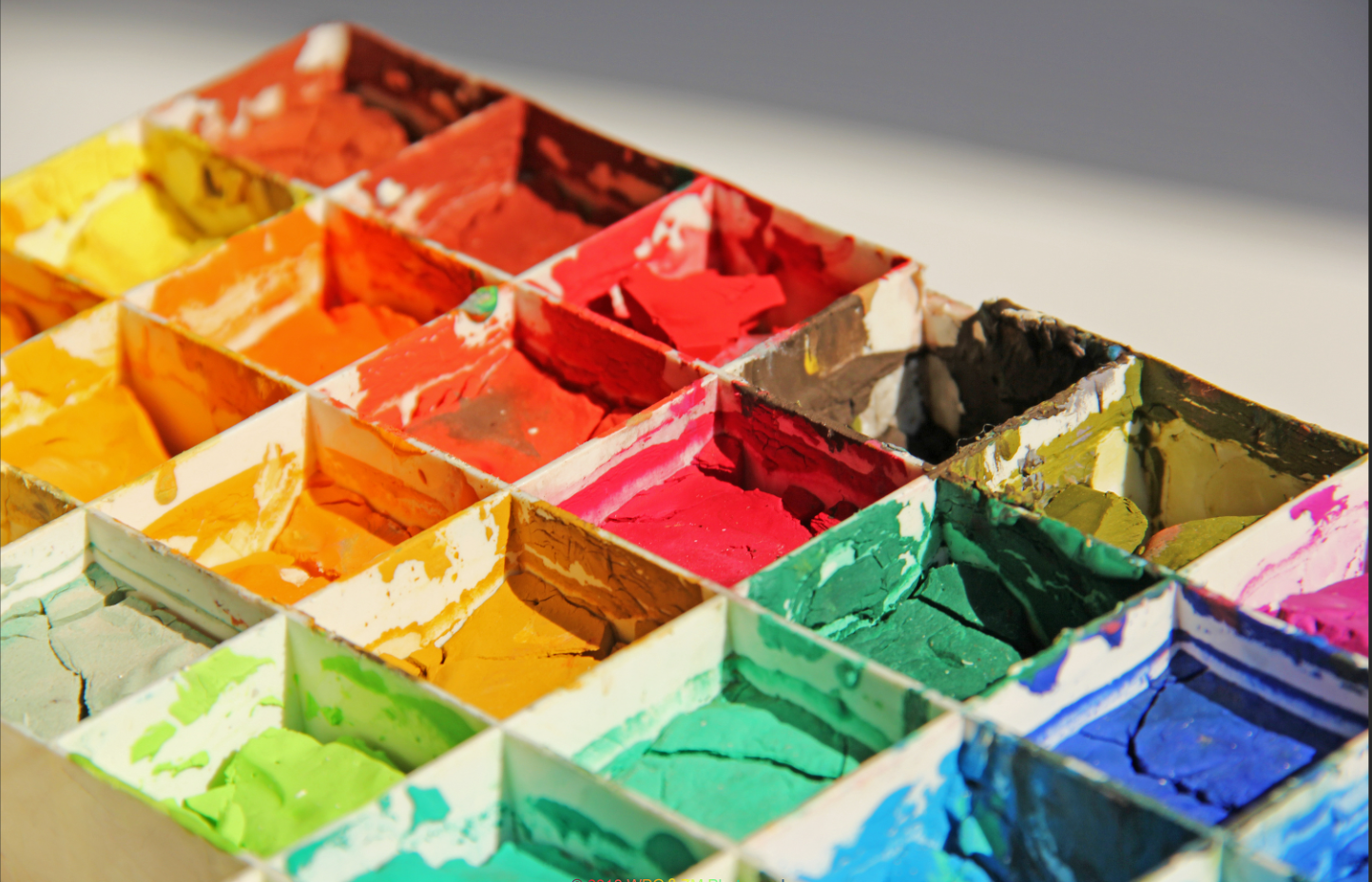 顏料是指能使物體染上顏色的物質(zhì)。顏料有可溶性的和不可溶性的，有無(wú)機(jī)的和有機(jī)的區(qū)別。無(wú)機(jī)顏料一般是礦物性物質(zhì)，人類很早就知道使用無(wú)機(jī)顏料，利用有色的土和礦石，在巖壁上作畫和涂抹身體。