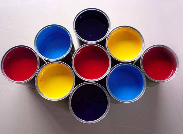 染料是指能使其他物質(zhì)獲得鮮明而牢固色澤的一類有機(jī)化合物，由于現(xiàn)在使用的顏料都是人工合成的，所以也稱為合成染料。染料和顏料一般都是自身有顏色，并能以分子狀態(tài)或分散狀態(tài)使其他物質(zhì)獲得鮮明和牢固色澤的化合物