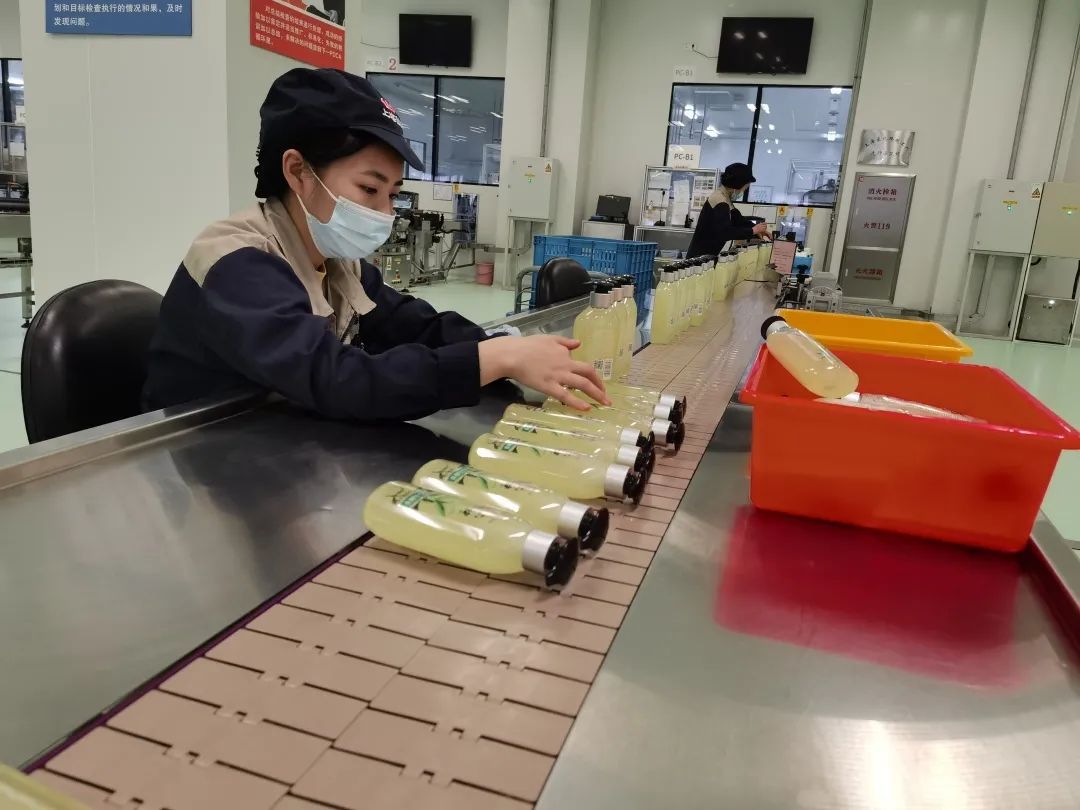 沐浴露又稱沐浴液、沐浴乳，是沐浴時使用的一種液體清潔劑，通常裝在泵式容器中，只需要通過下壓即可使用。 相比傳統的固體皂，具有不接觸手、非常干凈等的優點