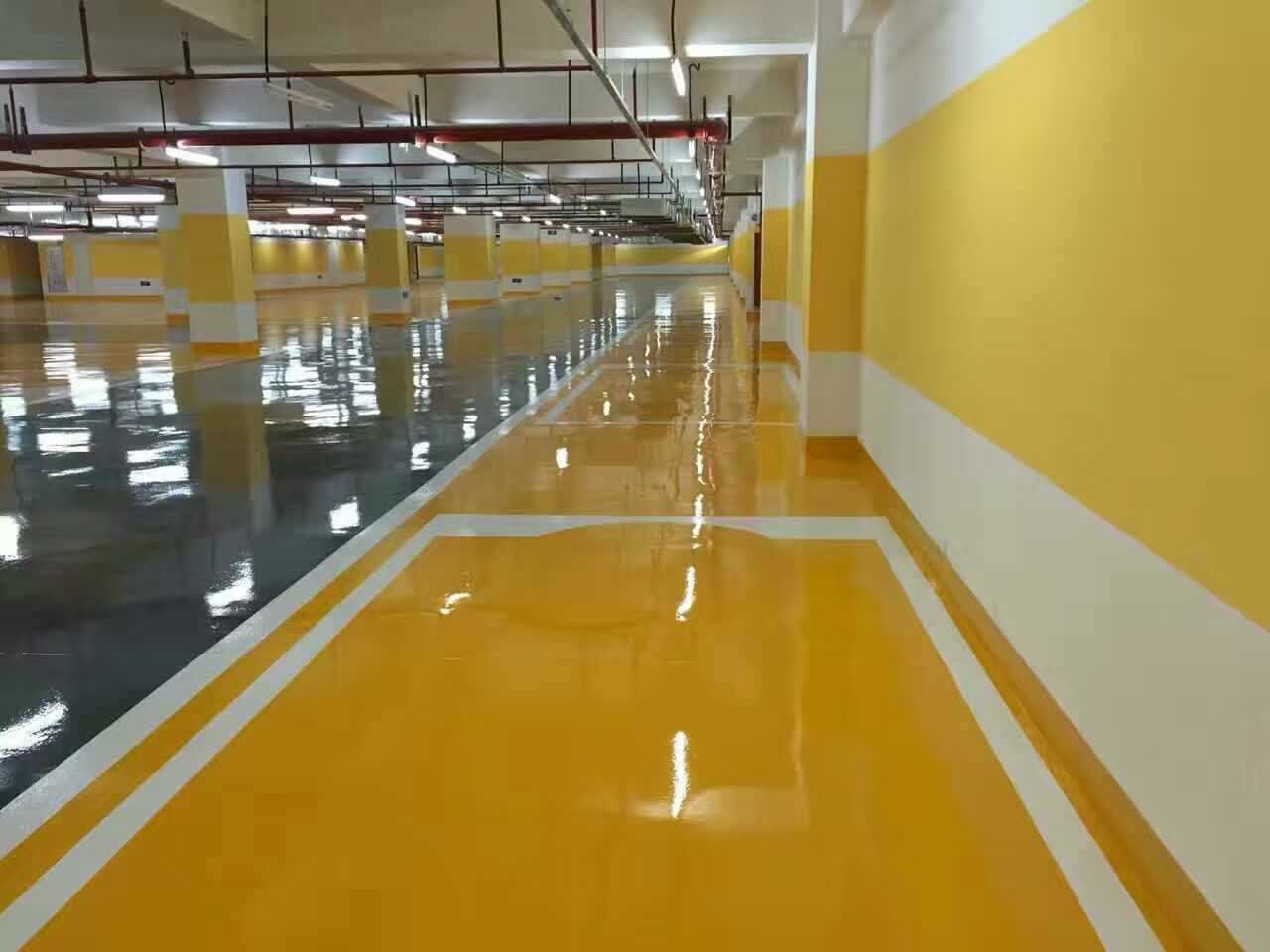 環氧樹脂地坪漆有耐磨、耐腐蝕、耐油污、耐重壓、表面光潔的特點。